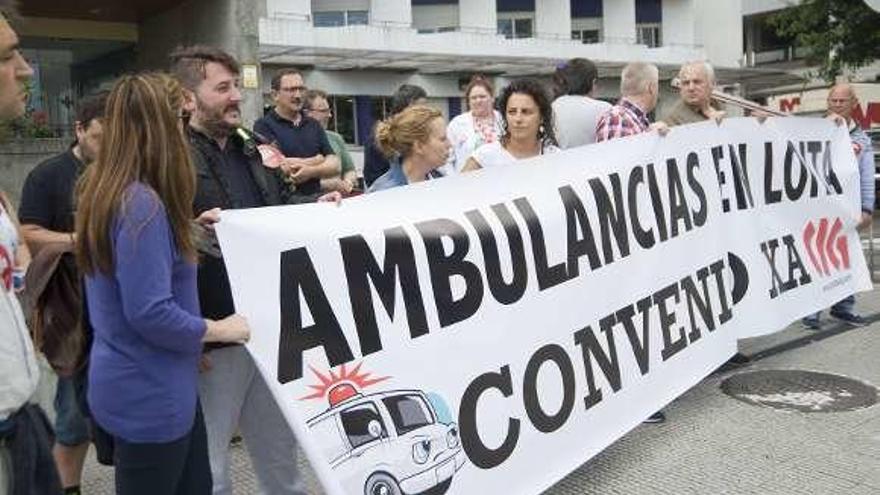 Protesta del personal de las ambulancias, ayer, en A Coruña.