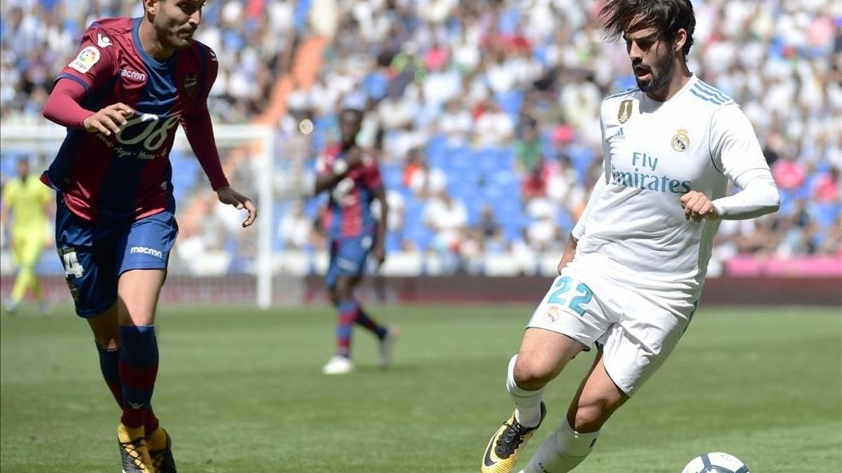 Isco conduce el balón durante el partido de Liga contra el Levante