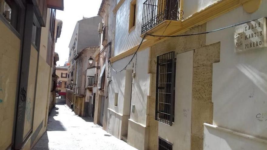 Un edificio abandonado de la calle Martín Piñero sufrió un incendio anteayer que dejó dos heridos.