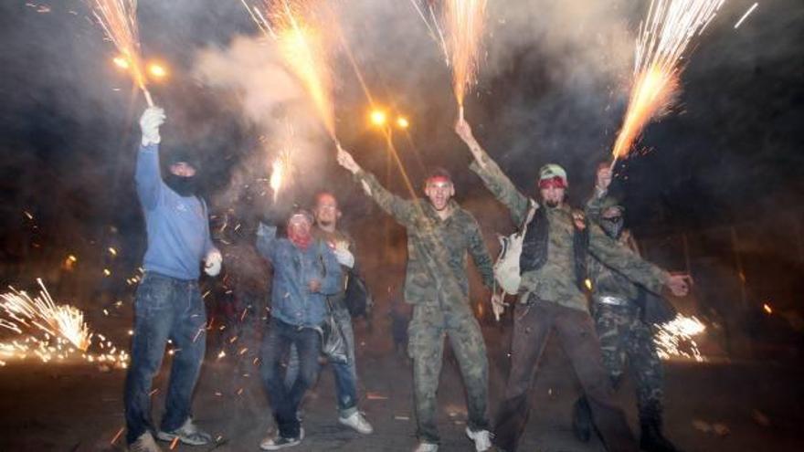 Varios carretilleros durante la« guerra» de la pasada Nit de l´Albà.