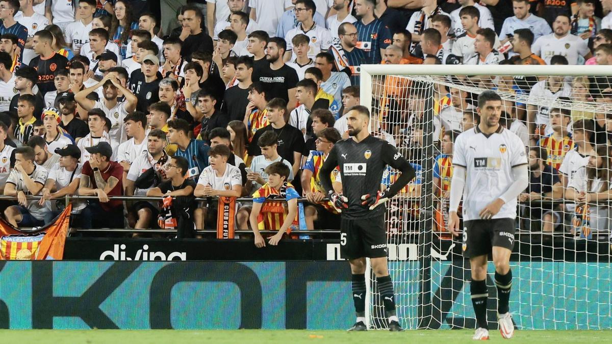Decepción en Mestalla con la derrota del equipo pese al esfuerzo ante la Real Sociedad