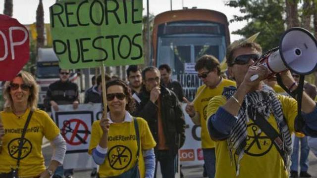 Los manifestantes a la salida de la parada de la Universidad en dirección al Ayuntamiento.
