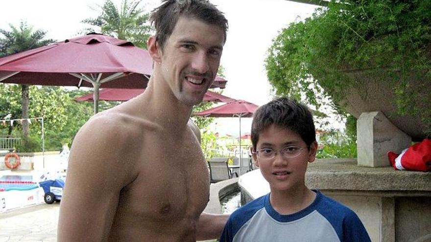 Schooling junto a su ídolo de la infancia, Michael Phelps.