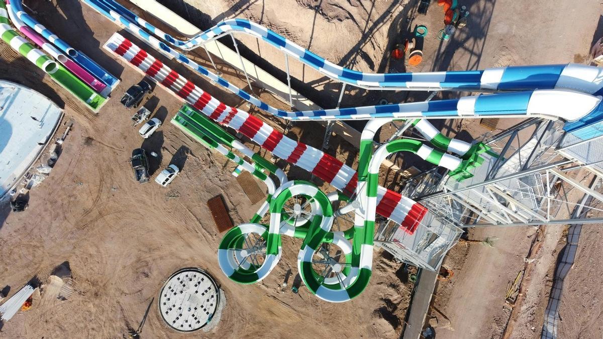 Un parque acuático con altos toboganes de agua.