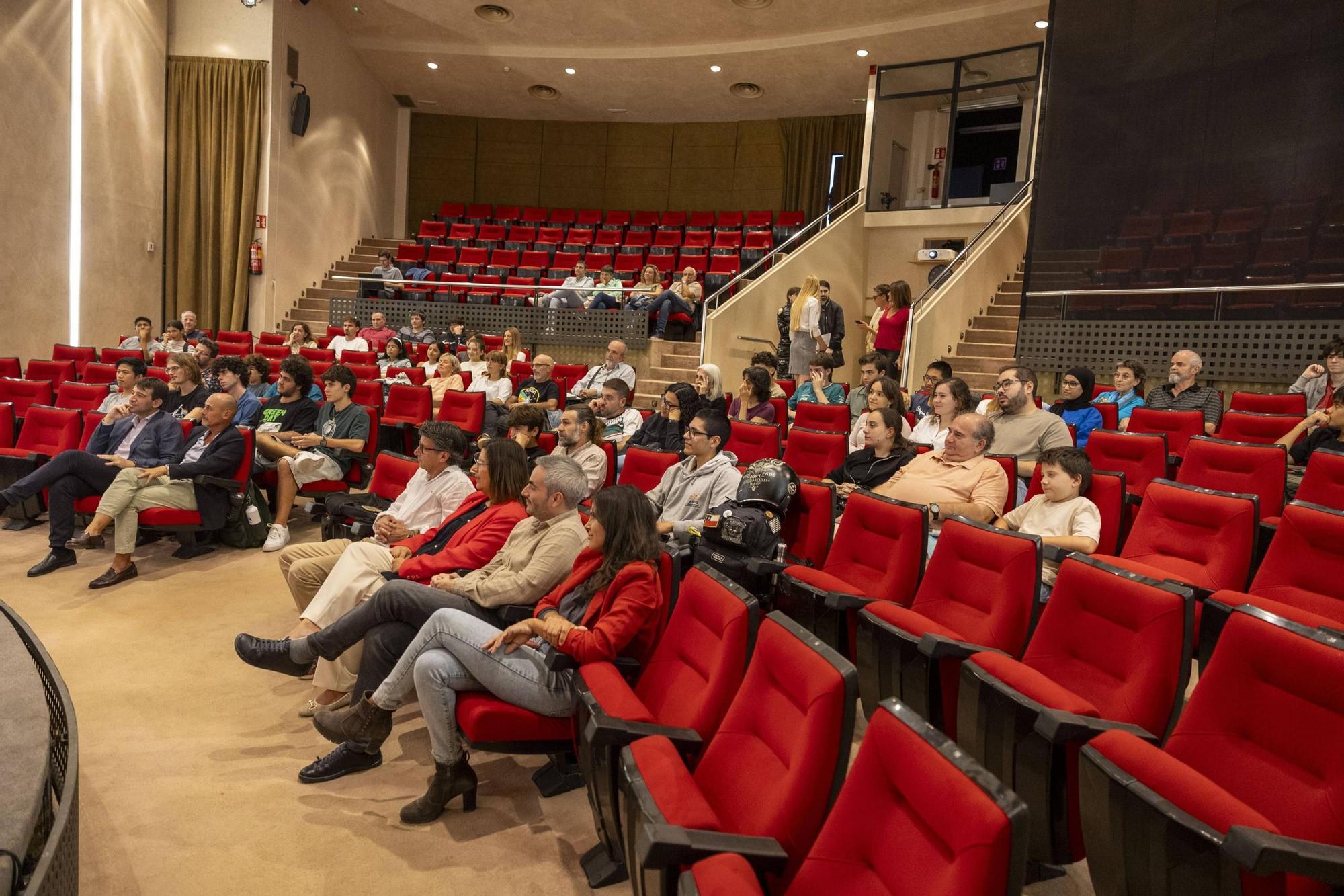 FOTOS | El Físico Barbudo entrevistó al divulgador tras el canal Ponte Bata en un encuentro en Diario de Mallorca
