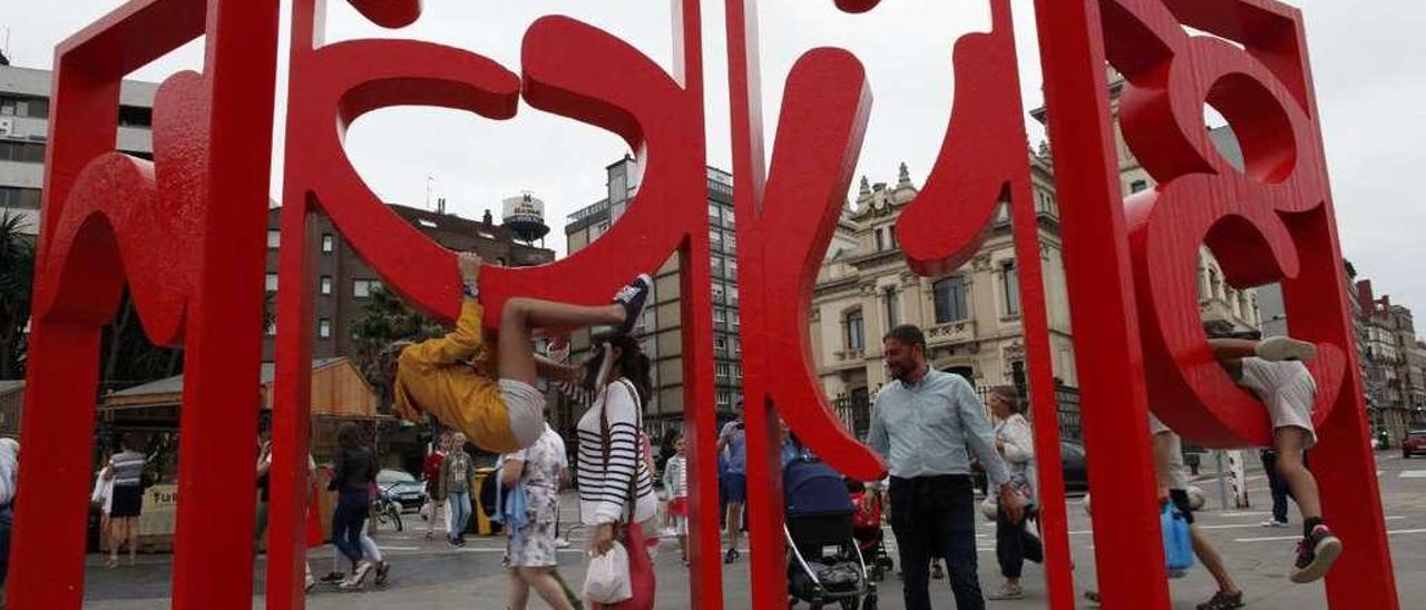 Unos niños juegan en las &quot;letronas&quot; de Gijón.