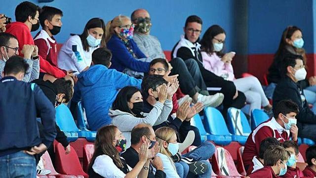 Una imagen de espectadores en el campo de San Marcelino.