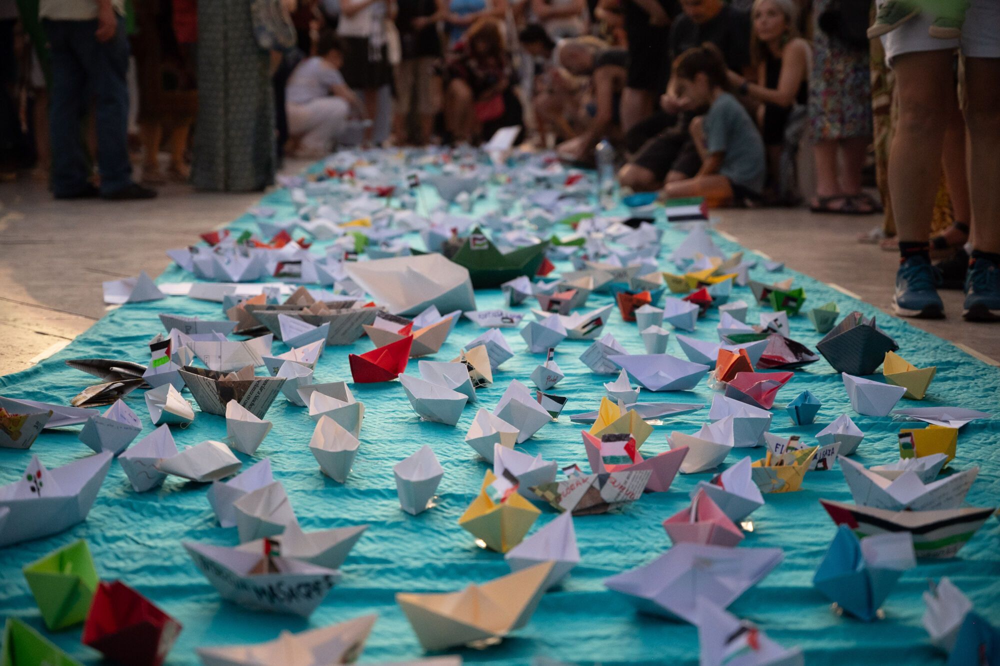 En imágenes | Decenas de barcos de papel surcan la plaza de La Seo para solidarizarse con la flotilla a Gaza