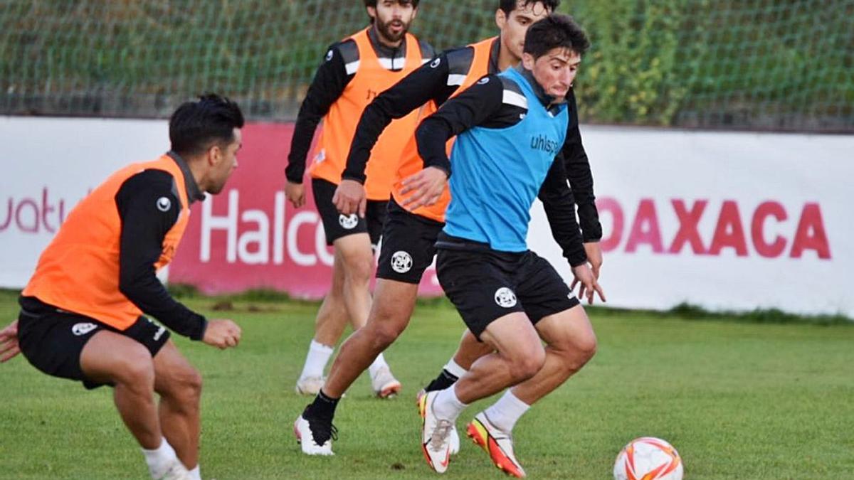 Jorge Fernández, con el balón, en un entrenamiento. | ZCF