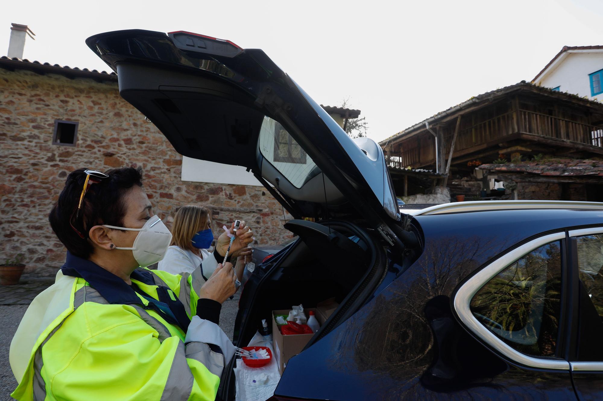 En la Ferrería se vacunan debajo de un hórreo