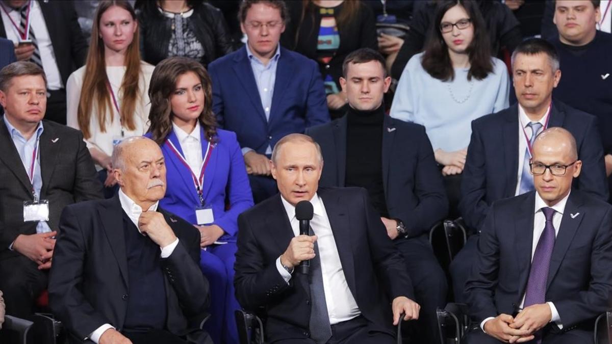 Putin (centro) habla en un foro de medios de comunicación del Frente Popular Panruso, en San Petersburgo, este jueves.