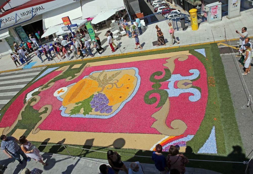 Miles de personas abarrotan las calles de la villa del Tea para disfrutar del Corpus y de las alfombras florales.