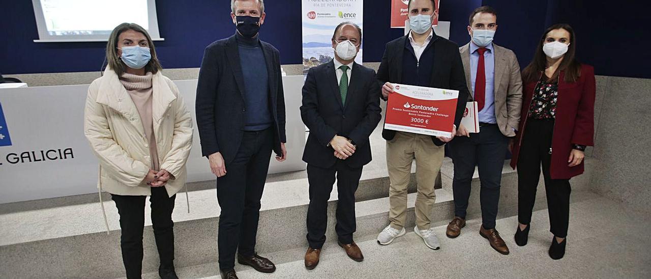 David Camba, recibiendo el premio en la tarde del martes, en el foro que clausuró Alfonso Rueda.   |