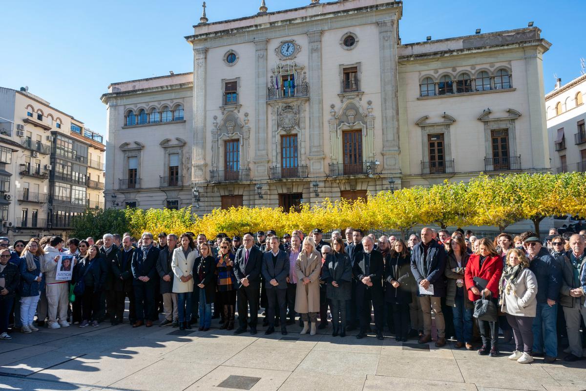 Imagen del minuto de silencio guardado ayer frente al Ayuntamiento de Jaén.