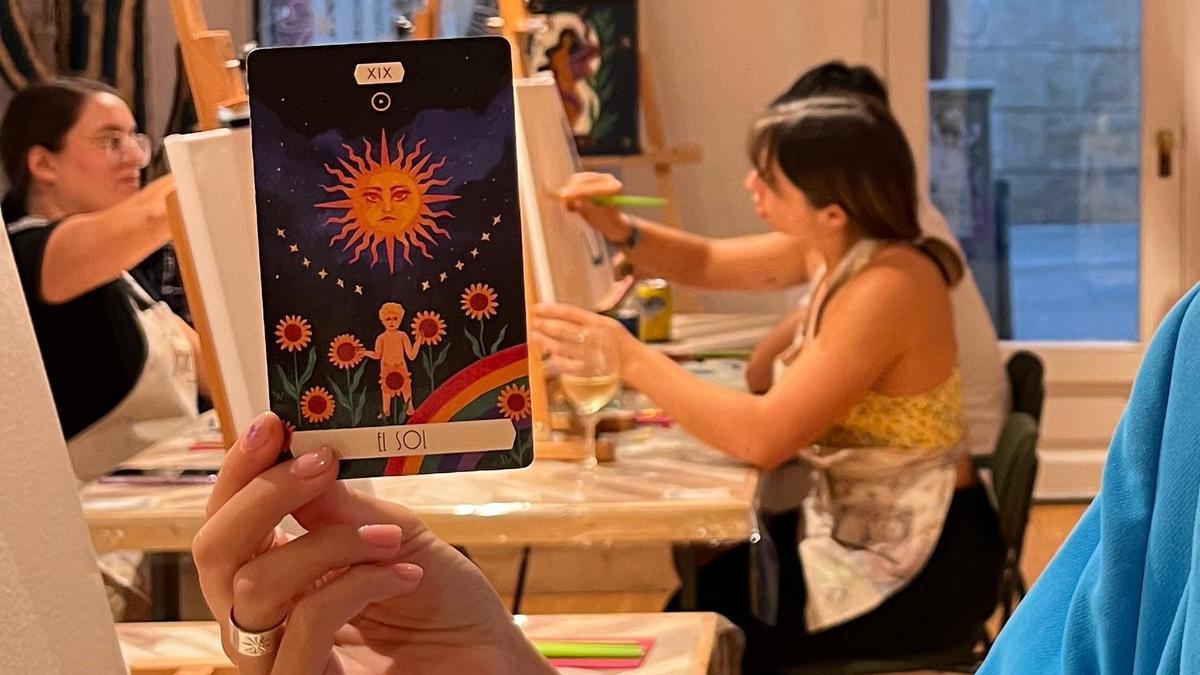 Carta del tarot en una sesión de vino, arte y astrología.