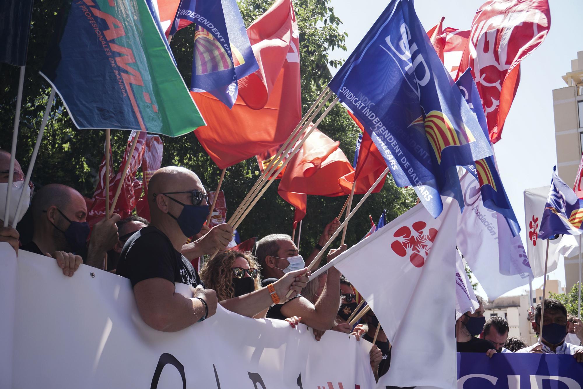 Los trabajadores de Caixabank de Mallorca secundan la huelga