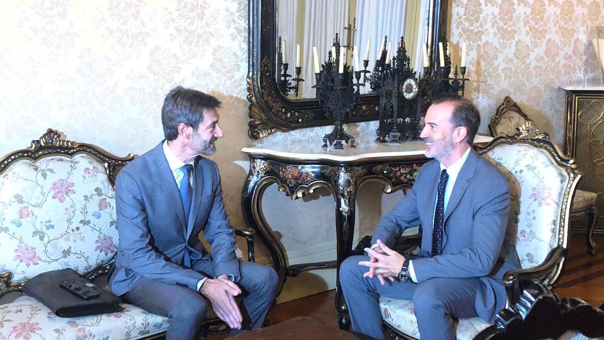 Tòfol Milán, con el presidente del Parlament, Gabriel Le Senne.