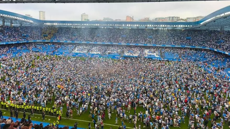 Invasión de aficionados en el campo de Riazor