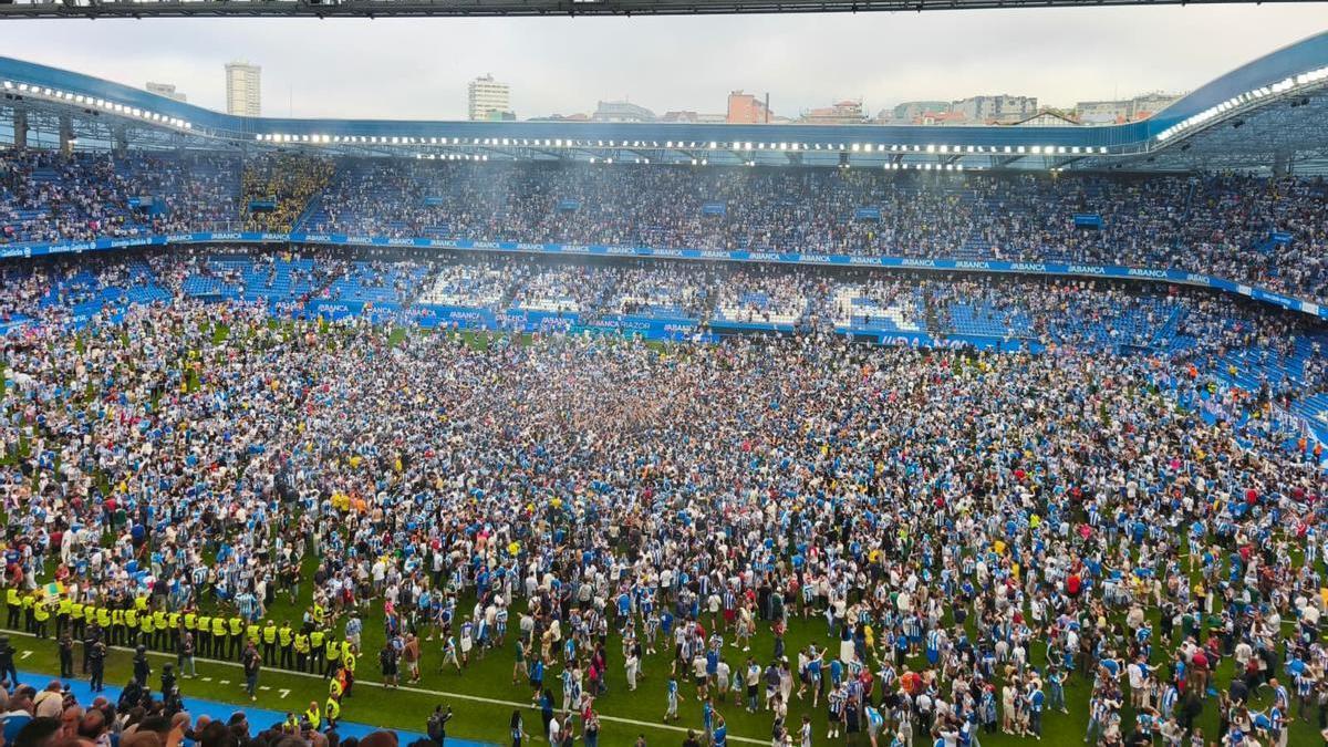 Invasión de aficionados en el campo de Riazor