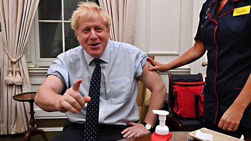 Boris Johnson, a punt de rebre una vacuna.