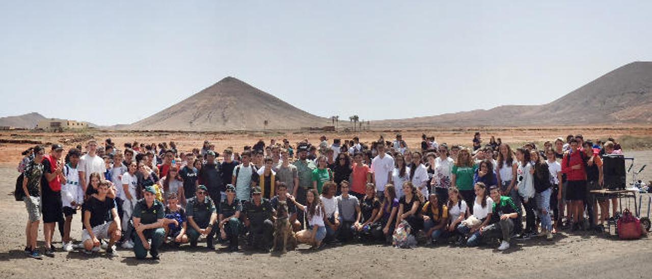 Foto de familia de los alumnos del IES La Oliva junto a los colectivos que participaron en el plan para la convivencia y mejora de la seguridad escolar.