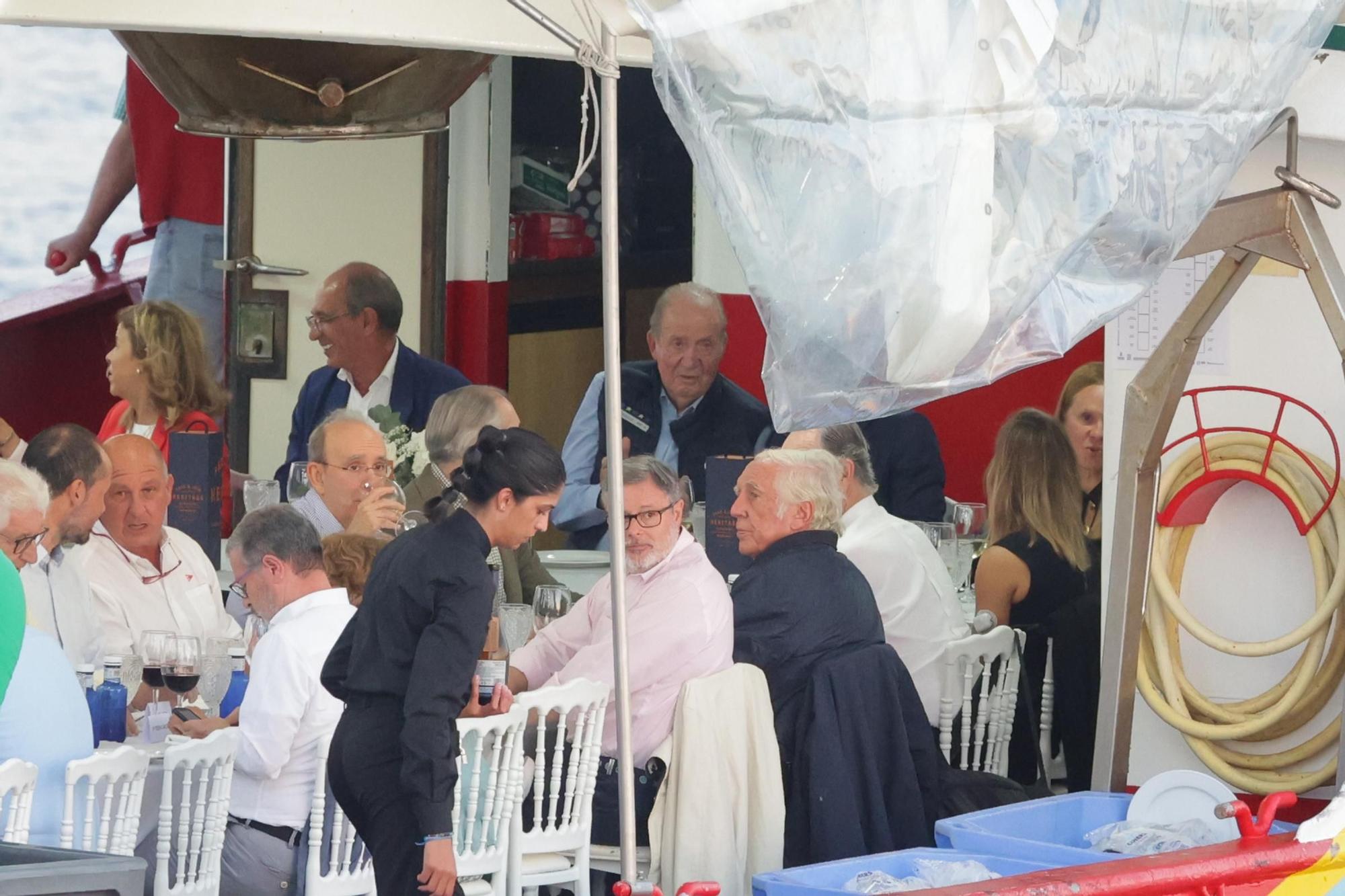 La multitudinaria cena del rey emérito y la infanta Elena a bordo de un 'bateeiro' por aguas de Sanxenxo