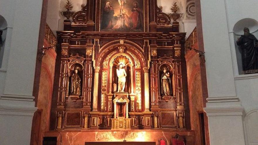 La imagen del Santo Cristo de la Salud presidiendo el oratorio.