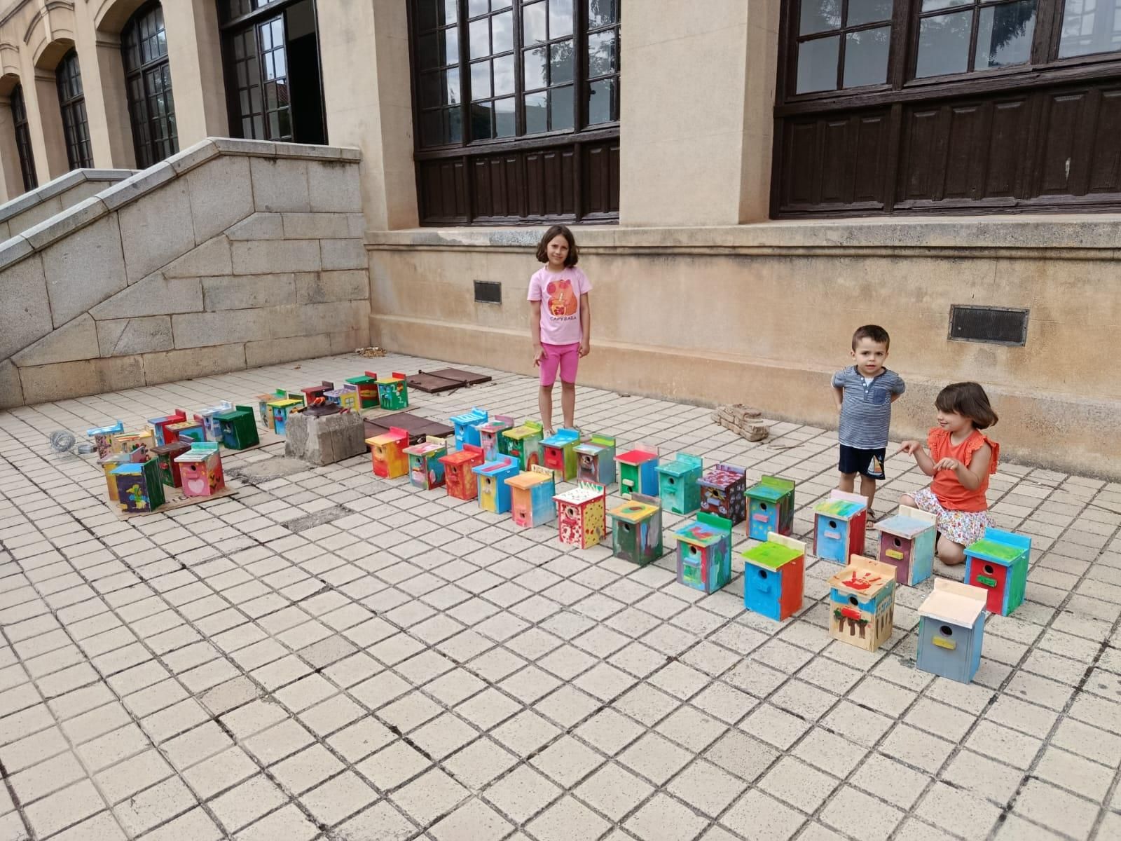 GALERÍA | Niños de la Asociación de Vecinos &quot;Antona García&quot; de Toro elaboran en un taller casetas-nido para pájaros