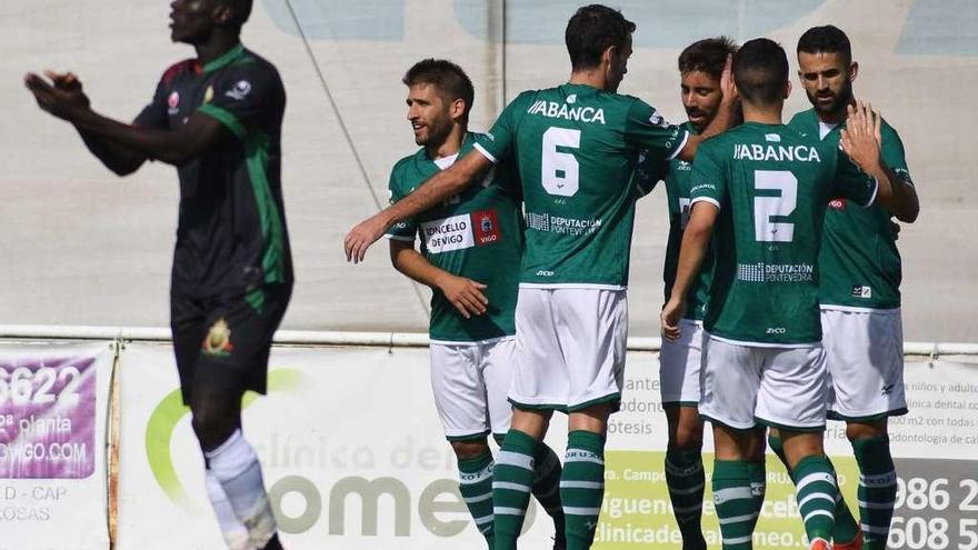 Los jugadores del Coruxo festejan uno de los goles marcados ayer en O Vao. // Eugenio Álvarez