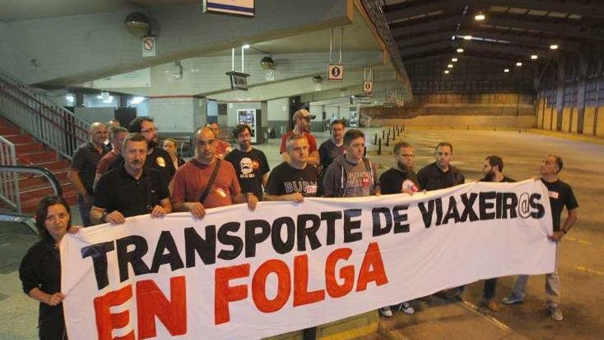 Protesta del transporte en la estación de Santiago el lunes. // X. A.