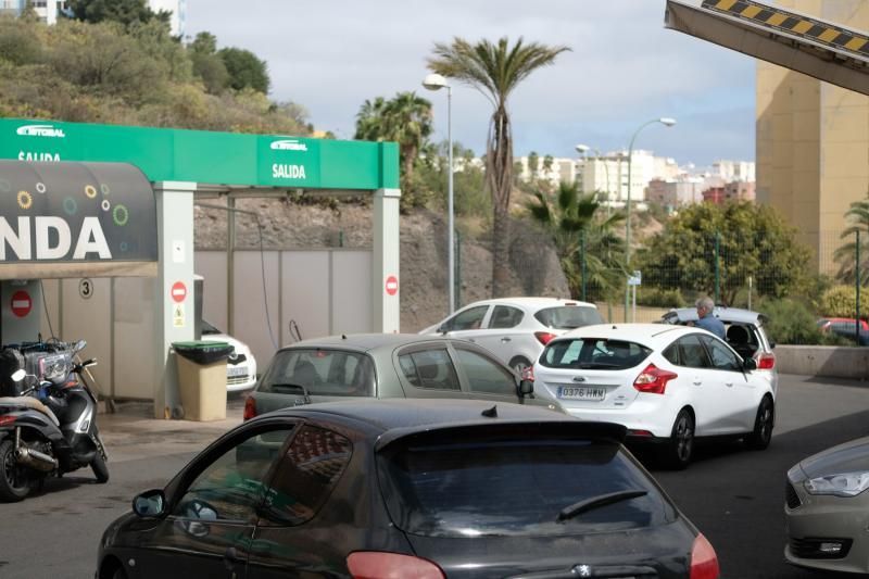 Las Palmas de Gran Canaria. Reportaje sobre lavado decoches tras la calima.  | 26/02/2020 | Fotógrafo: José Carlos Guerra