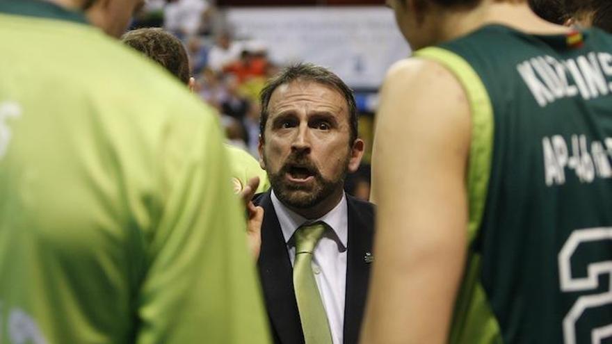 El entrenador del Unicaja, Joan Plaza, se dirige a sus hombres durante un tiempo muerto.