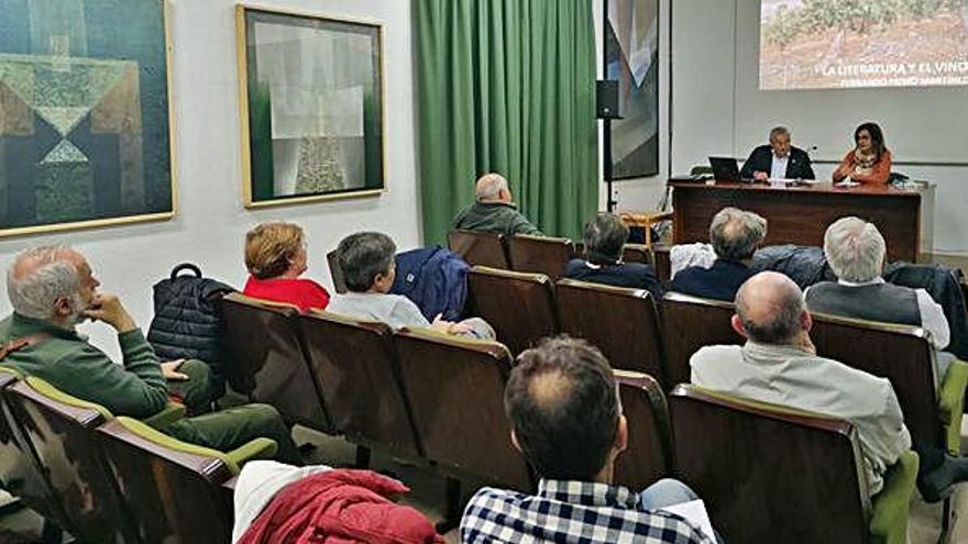 El público sigue con atención la ponencia impartida por Primo en la Casa de Cultura de Toro.