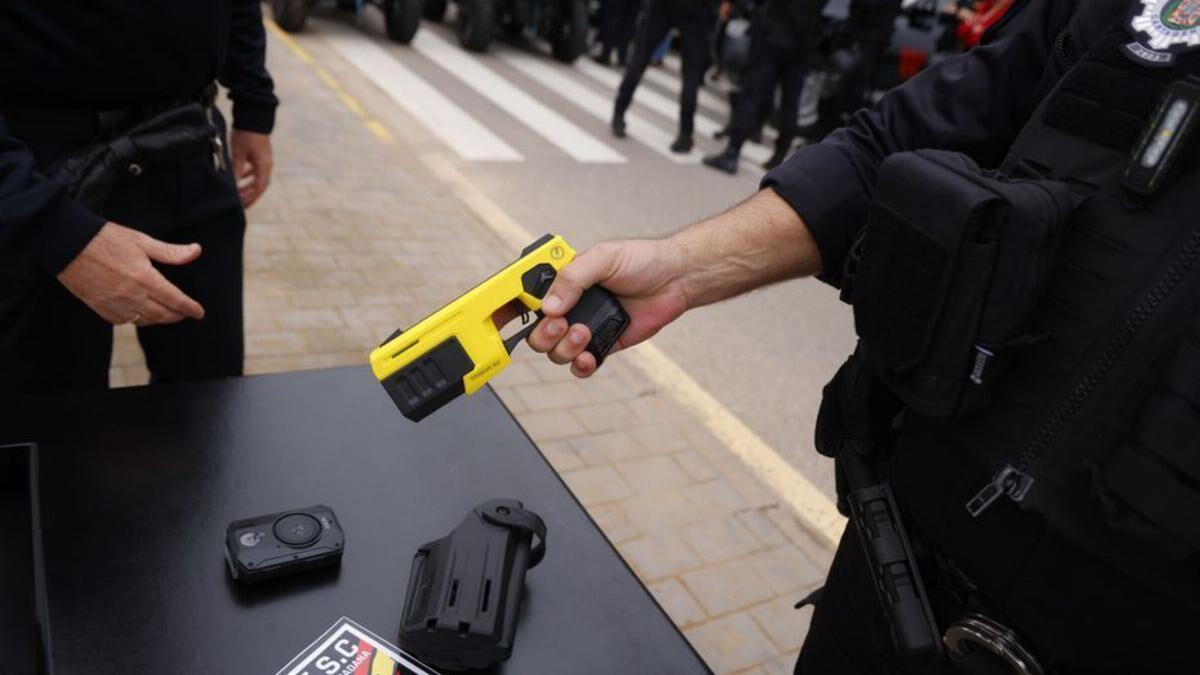 Un agente de Policía, con una pistola táser, en una imagen de archivo