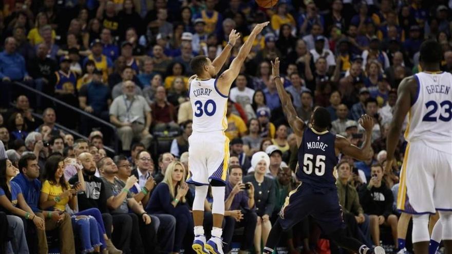 Curry se supera y anota 13 triples, la mejor marca de la historia