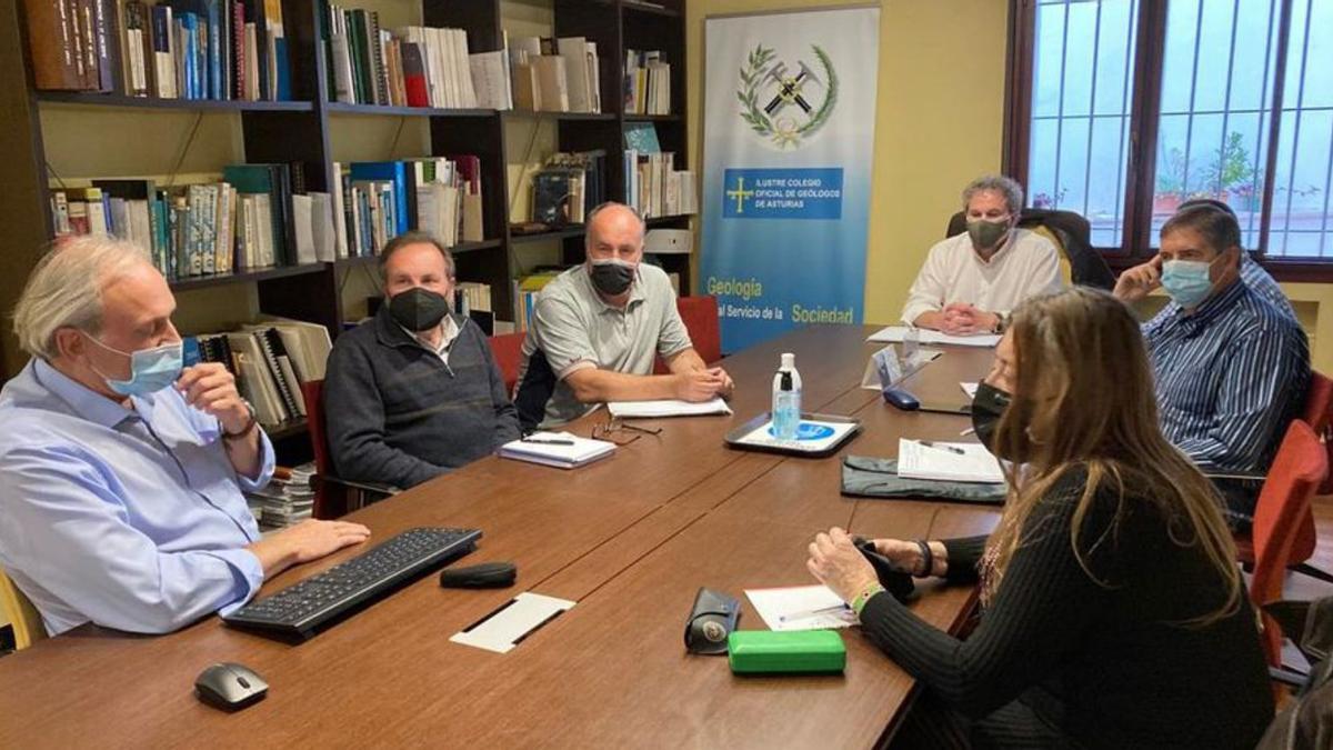 Reunión de responsables de EMC y del Colegio de Geólogos de Asturias.