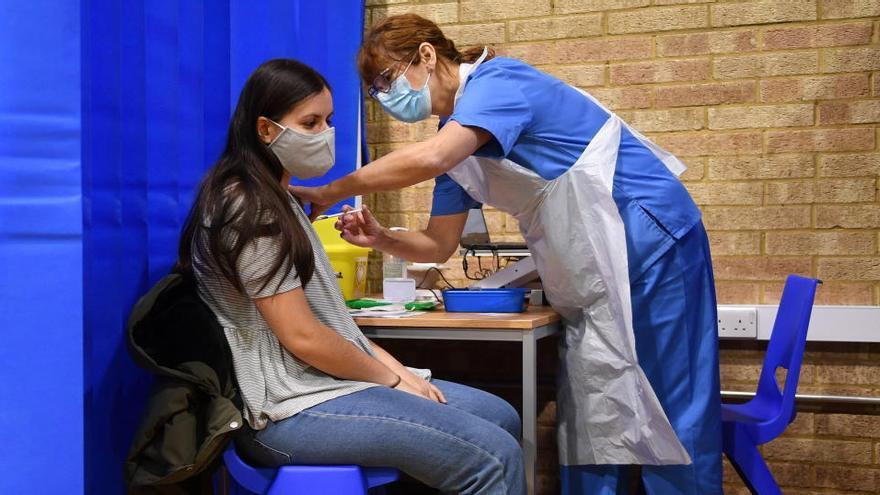 Una infermera administra la vacuna a una dona en un centre de vacunació