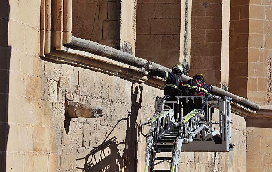 Los bomberos han acudido al templo para evaluar los daños. | 