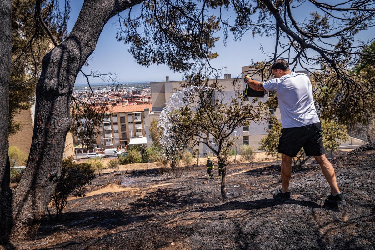 Los Bombers confían en perimetrar pronto el incendio forestal en Gavà que ha obligado a confinar a 6.000 personas