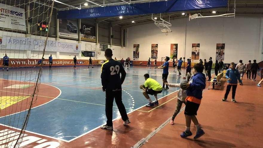 El Gourmet Amparte Lanzarote del San José Obrero juega en el Pabellón Municipal de Titerroy.