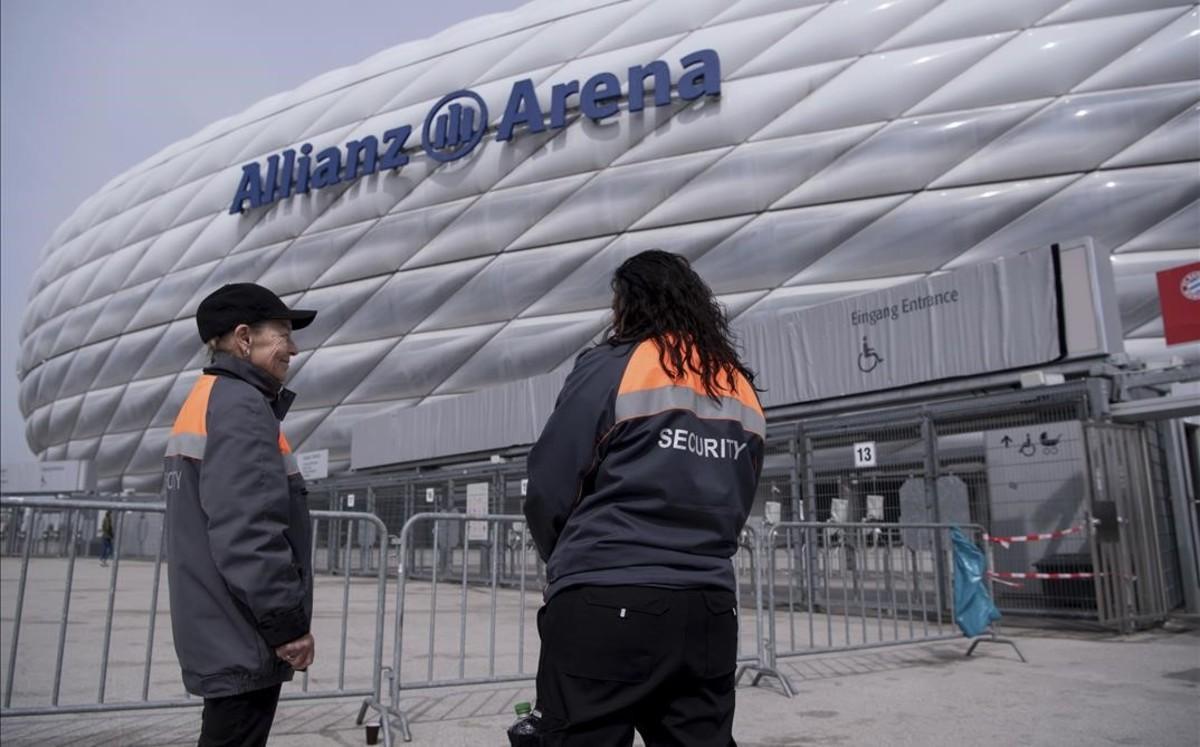 undefined38029495 employees of a security service stand outside the allianz ar170412133828