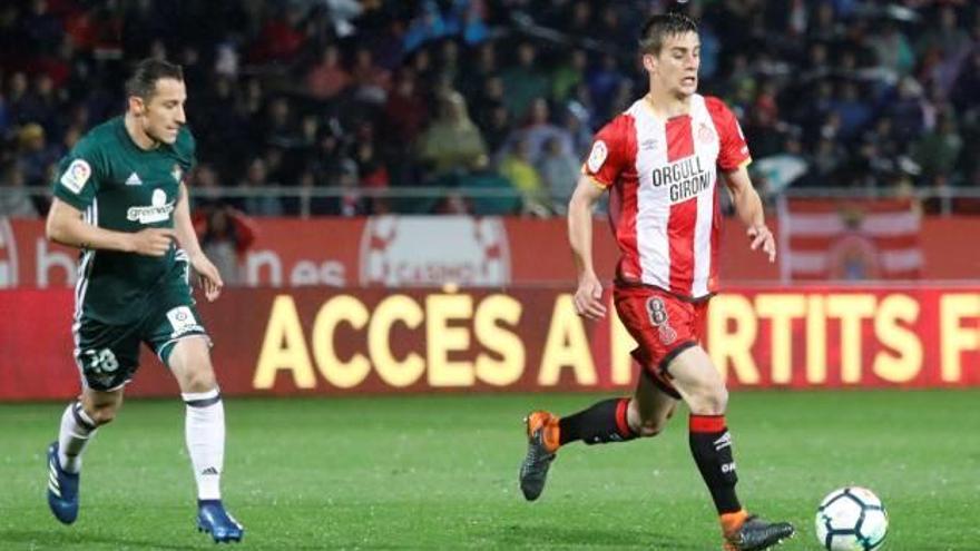 El mexicà Guardado vigila amb la mirada Pere Pons en un acció del partit de divendres passat contra el Betis.