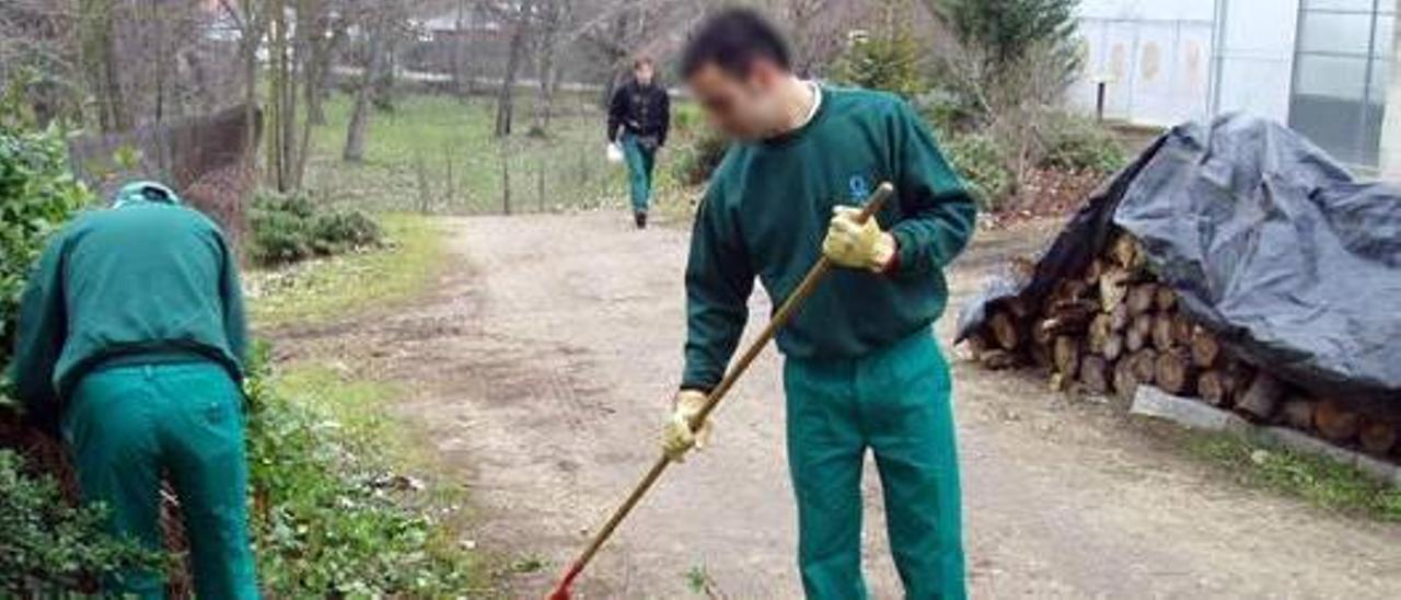 Tres personas realizan trabajos en beneficio de la comunidad. |   // FDV