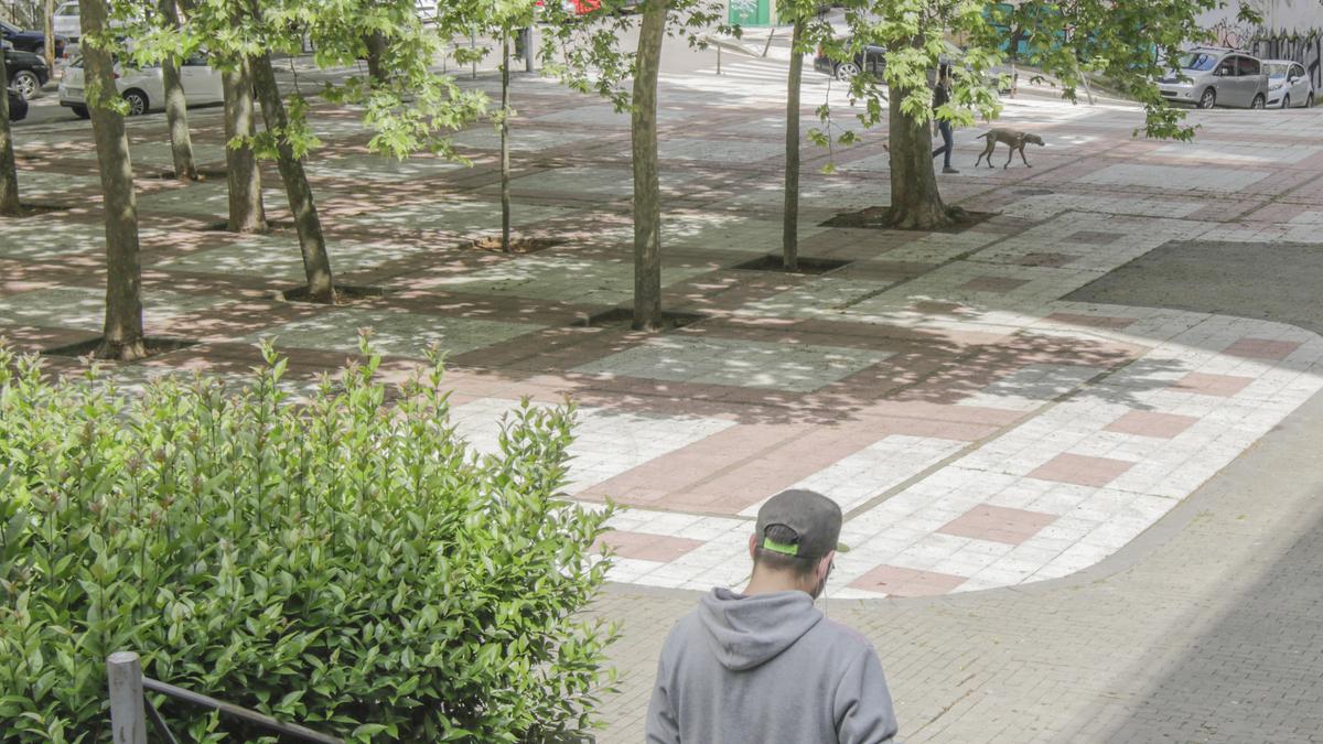 Imagen este viernes de la plaza de Albatros, zona de bares en La Madrila donde ocurrieron los hechos.