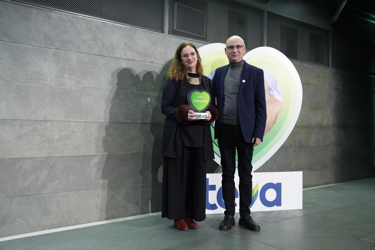 Virginia Castelló, fundadora y presidenta de la Asociación Música en Vena, con el premio que le hizo entrega Francisco Javier Hortal, presidente de la Asociación Infantil de Oncología de la Comunidad de Madrid.