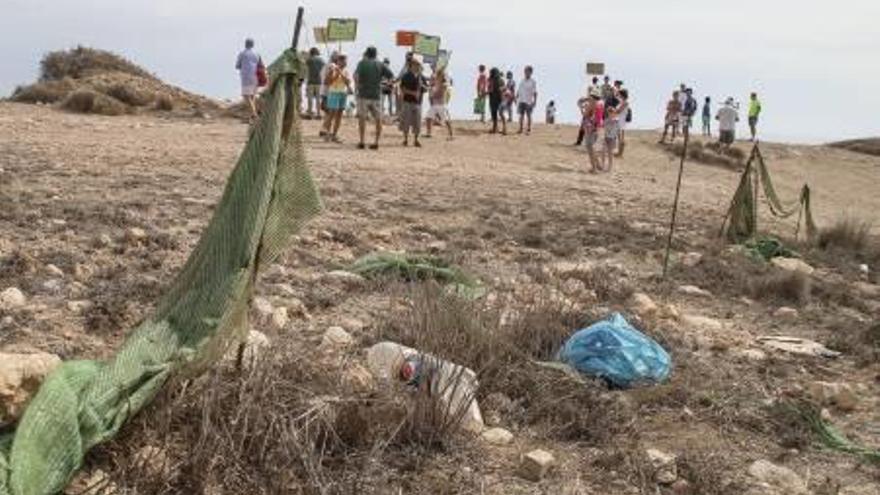 Imagen de archivo de una de la protestas vecinales para paralizar la construcción en Cala Mosca.