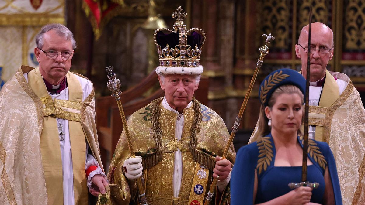 El rey Carlos III de Gran Bretaña camina con la corona de San Eduardo