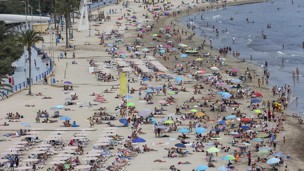 La ola de calor de este fin de semana llenó las playas. En la imagen, El Postiguet (Alicante)
