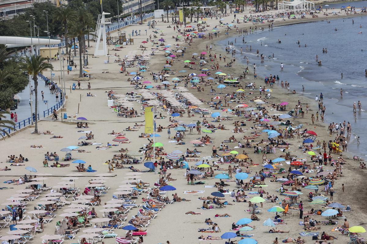 La ola de calor de este fin de semana llenó las playas. En la imagen, El Postiguet (Alicante)