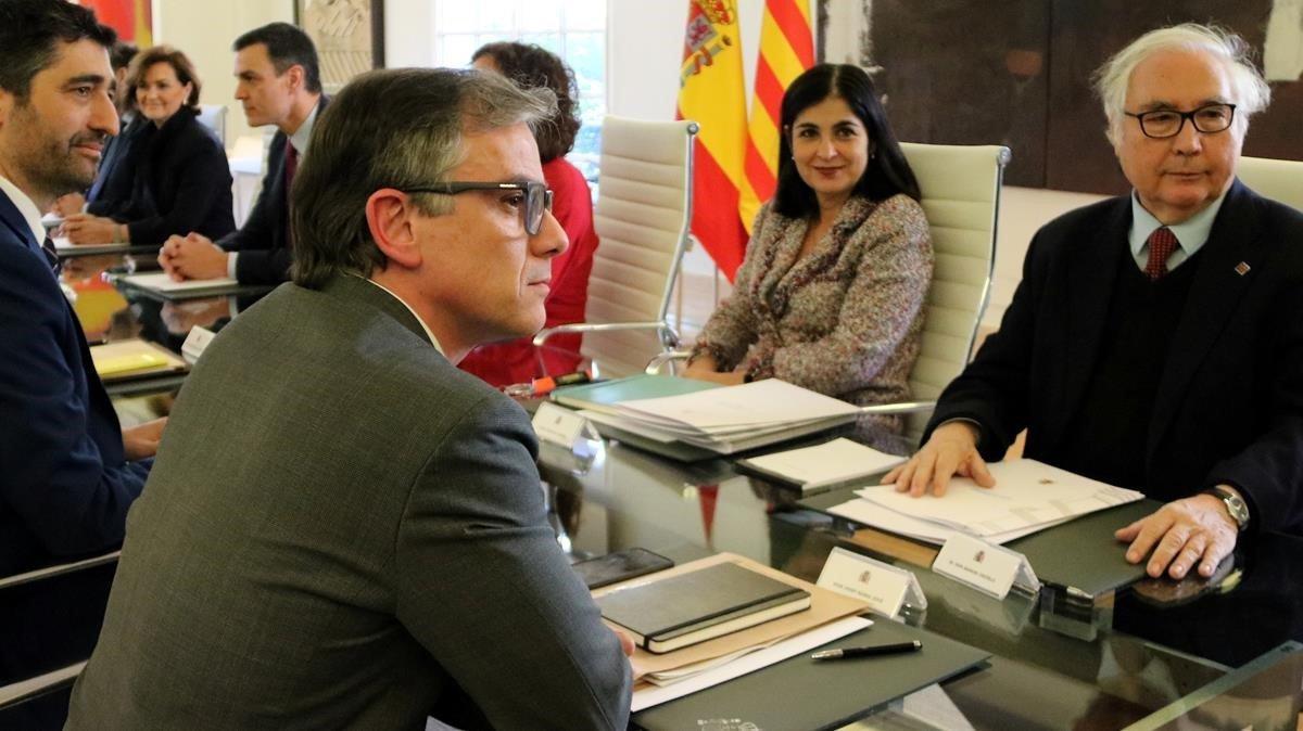 Josep Maria Jové, en primer plano, en la mesa de diálogo entre el Gobierno central y la Generalitat.